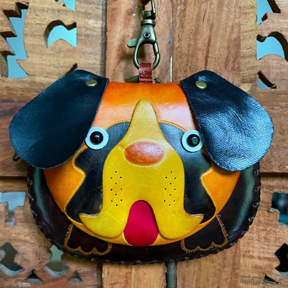😍 LEATHER Adorable New no tags Handmade Wristlet with zipper and key chain.